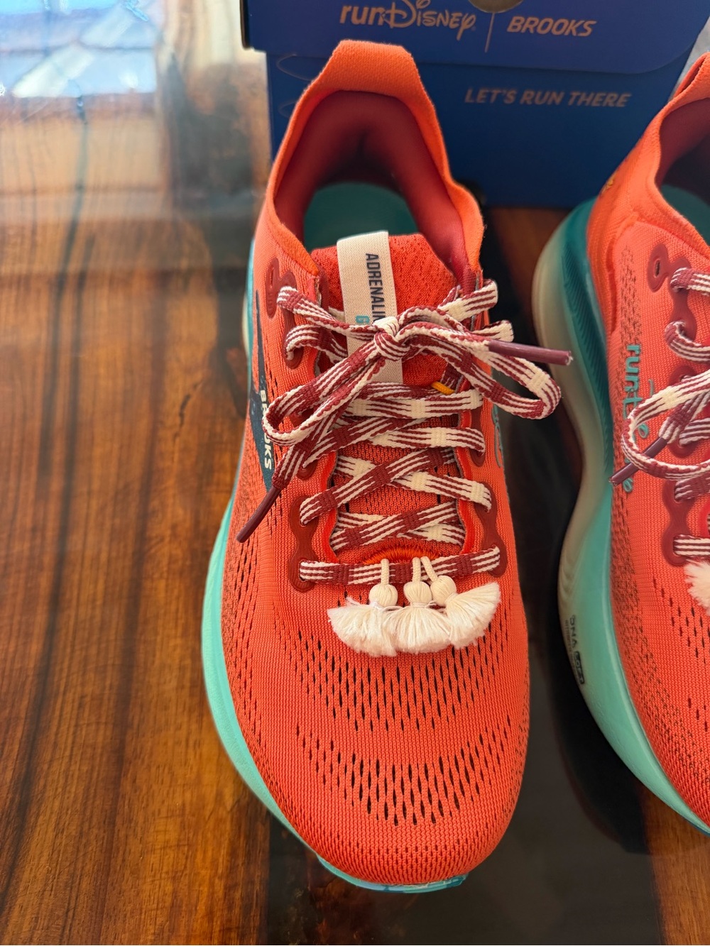 Brooks Women’s 7.5 Moana RunDisney collab like new worn once Running shoes - Picture 7 of 9